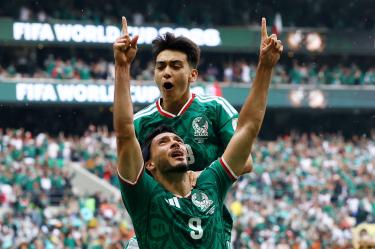 Gilberto Mora celebra junto a Raúl Jiménez el segundo tanto mexicano a unos minutos de haber ingresado de cambio.
