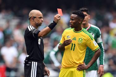 El partido entre México y Sudáfrica se quedó a una tarjeta roja de igualar la mayor cantidad de expulsiones en un partido en el Mundial.