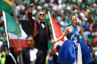 EJAE brilló junto a Andrea Bocelli durante la inauguración del Mundial 2026.