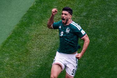 Raúl Jiménez celebró hasta su cuarta Copa del Mundo su primer gol en esta clase de competencias.