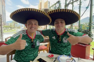 Mario Ortiz (izq.) colombiano radicado en Monterrey y aficionado de Tigres, celebró el gol de Julián Quiñones junto a su hermano Andrés, quien viajó desde Colombia para seguir el Mundial 2026.