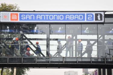 La medida inició minutos después del arranque del servicio en Bellas Artes, Hidalgo y Pino Suárez de la Línea 2
