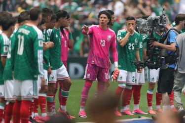 Memo Ochoa dando el discurso motivacional