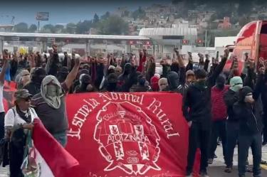 El sentido hacia Viaducto Tlalpan se mantuvo cerrado debido a que el camión que la policía utilizó para bloquear el paso de los manifestantes se quedó sin batería.