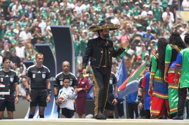 Alejandro Fernández se mostró emocionado tras cantar el Himno Nacional.