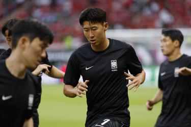 Son Heung-min ya hace ejercicios de calentamiento previo al partido.