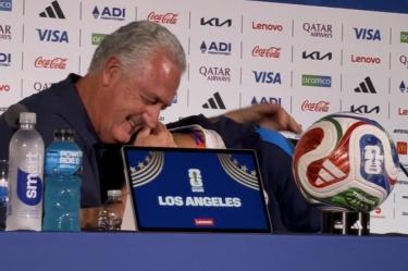 El futbolista del Brighton tuvo un momento emotivo durante la conferencia de prensa