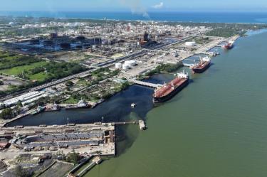 Reportan un masivo derrame de petróleo en el río Pánuco que avanza al Golfo de México.