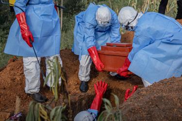 Autoridades sanitarias del Congo sepultan a una persona que falleció por ébola.