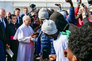 El papa León XIV saluda a los migrantes del centro Las Raíces, en San Cristóbal de La Laguna, a las afueras de Santa Cruz de Tenerife, Islas Canarias.