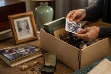 4 cosas de un familiar fallecido que nunca debes tirar, según expertos