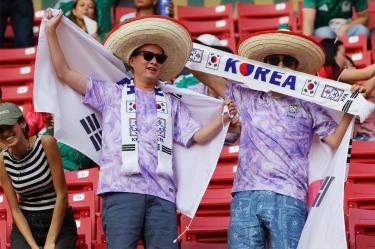 Aficionados coreanos son la sensación del Mundial en México