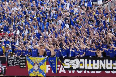 Los aficionados de Bosnia y Herzegovina dieron una muestra en Toronto de la pasión europea por el futbol.