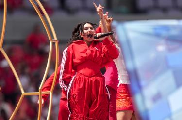 ¿Quién es Alessia Cara, cantante que salió rodeada de animales en show del Mundial en Canadá?