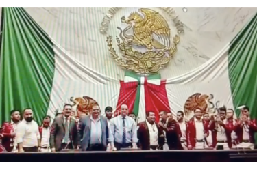 Diputados exigen revisar la permanencia de Baltazar Gaona en la Mesa Directiva de Michoacán tras meter una banda al pleno para tocar un corrido ligado al narco.