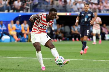 Folarin Balogun marca en la parte final de la primera mitad el tercer tanto de EU antes de irse al descanso.