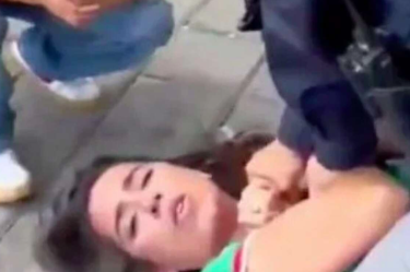La CDH Puebla abrió una queja de urgencia tras viralizarse el video de una policía de San Andrés Cholula sometiendo violentamente a una madre en el piso.