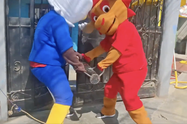 La policía peruana hizo un operativo disfrazados como las mascotas del Mundial.