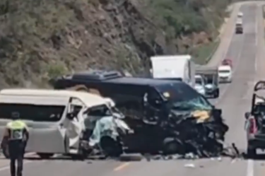 Siete personas murieron y diez resultaron heridas en un choque frontal entre dos camionetas de pasaje turístico en la autopista México–Oaxaca.