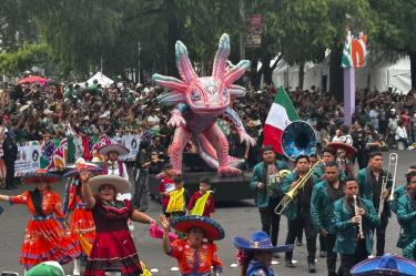 En la escalinatas del Ángel de la Independencia armaron el karaoke; cientos de voces hicieron retumbar El Rey y Cielito Lindo