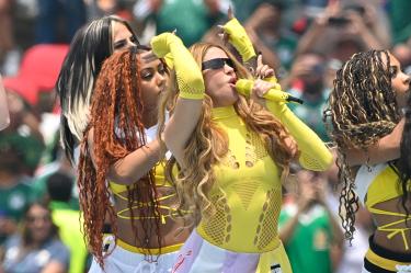 Exseleccionado de México presume foto con Shakira