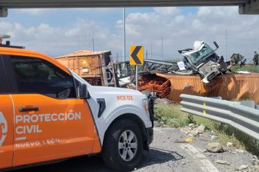 Un tráiler cayó desde el puente Interpuerto en Salinas Victoria, Nuevo León; pese al aparatoso accidente, el conductor resultó ileso.
