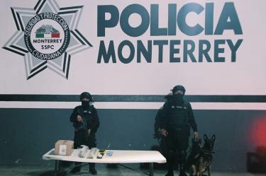 Un binomio canino de la Policía de Monterrey detectó droga en la Central de Autobuses; se aseguraron marihuana, cristal y sustancias líquidas.
