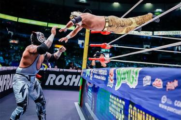Triunfo estelar del legendario Tiger Mask en la Arena México