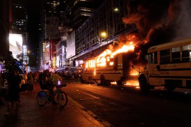 Autobuses escolares incendiados durante los disturbios posteriores al campeonato de los Knicks