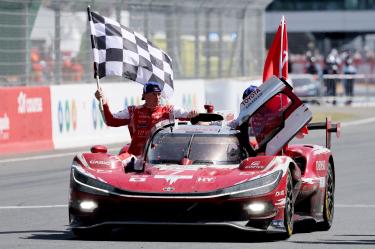 Mike Conway, Kamui Kobayashi y Nyck de Vries se llevaron la victoria en las 24 Horas de Le Mans 2026.