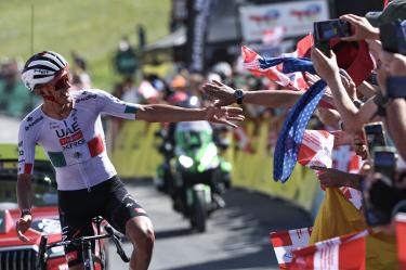Isaac Del Toro Romero celebra al ganar la etapa final del Tour Auvergne-Rhone-Alpes
