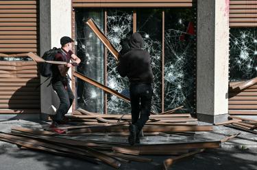 Manifestantes causan daños al edificio de PricewaterhouseCoopers