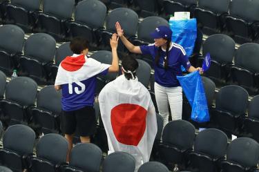 Aficionados de Japón levanta la basura después del partido ante Países Bajos