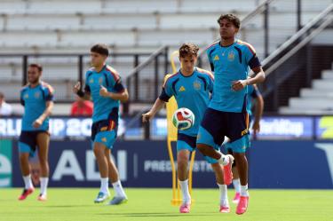 Lamine Yamal durante el entrenamiento de España.