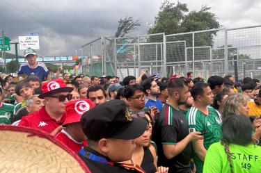 Miles de aficionados enfrentaron largas filas para ingresar al Estadio Monterrey previo al partido entre Suecia y Túnez.