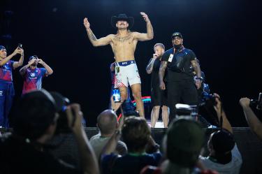 Diego Lopes celebra su victoria contra Steve Garcia en la función de UFC en la Casa Blanca.