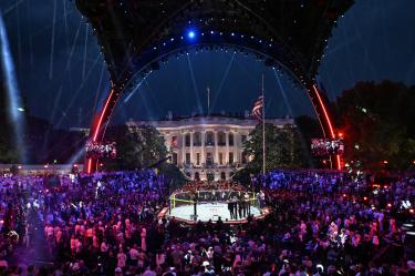 Vista general durante el primer combate de peso pluma entre el brasileño Diego Lopes y el estadounidense Steve Garcia durante el evento de artes marciales mixtas "UFC Freedom 250" en el jardín sur de la Casa Blanca en Washington, DC.