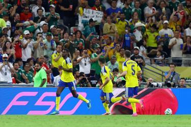 Alexander Isak celebra su segundo gol en el Estadio Monterrey