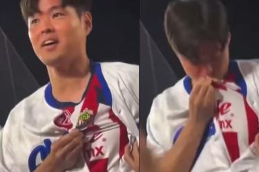 Aficionado de Corea besa el escudo de Chivas