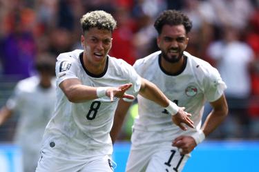 Emam Ashour celebra el primer gol de Egipto en el Mundial 2026.
