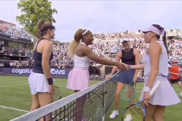 Serena Williams da la mano a la mexicana Giuliana Olmos después de sufrir una derrota en Berlín.