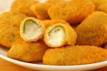Deliciosos jalapeño poppers rellenos de una mezcla cremosa de queso