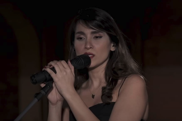 La cantante iraní Parastoo Ahmadi fue condenada a 74 latigazos y dos años sin cantar por aparecer sin velo en un concierto virtual.