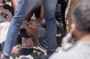 Rescatistas levantando cuerpo tras ataque israelí en Líbano.