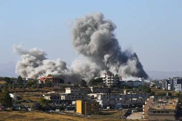 Columnas de humo se elevan en el sur del Líbano tras un ataque israelí.