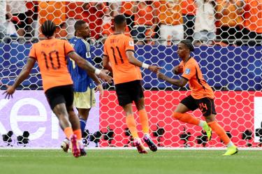 Crysencio Summerville celebra el último gol de Países Bajos.