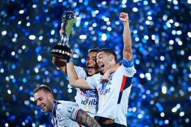 Erik Lira levantó el trofeo de campeón con Cruz Azul hace unas semanas, pese a que no jugó los partidos debido a estar en concentración con la Selección Nacional.