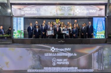 Directivos de Fibra Park Life y Grupo BMV durante la ceremonia de debut bursátil por la colocación de certificados inmobiliarios.