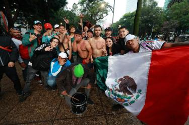 Aficionados siguen con los festejos en las inmediaciones del Ángel de la Independencia