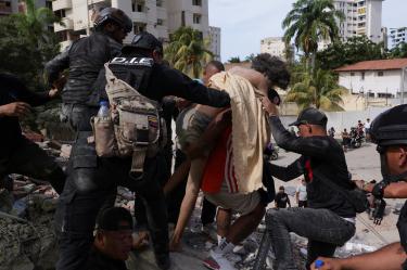 Equipos de rescate continúan la búsqueda de sobrevivientes entre los edificios colapsados en Caracas.